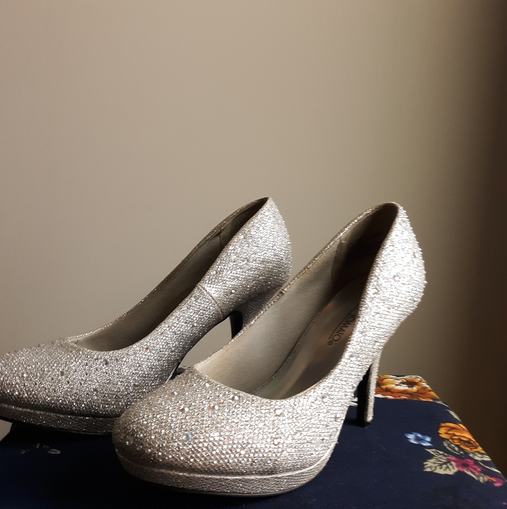 Silver Heels - Picture 3 of 4